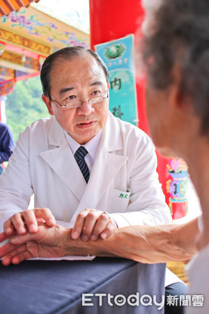 ▲「有福的人走進去」深耕花蓮防癌16年 許文林獲醫療奉獻獎。(圖/花蓮慈院提供)