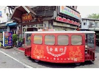 台東全美行便當的外觀帶點復古風格，門口則放上一台醒目的紅色車廂。