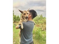 阿邁只會對家人塞乃，面對陌生人或外面的狗狗，牠都反應冷淡。
