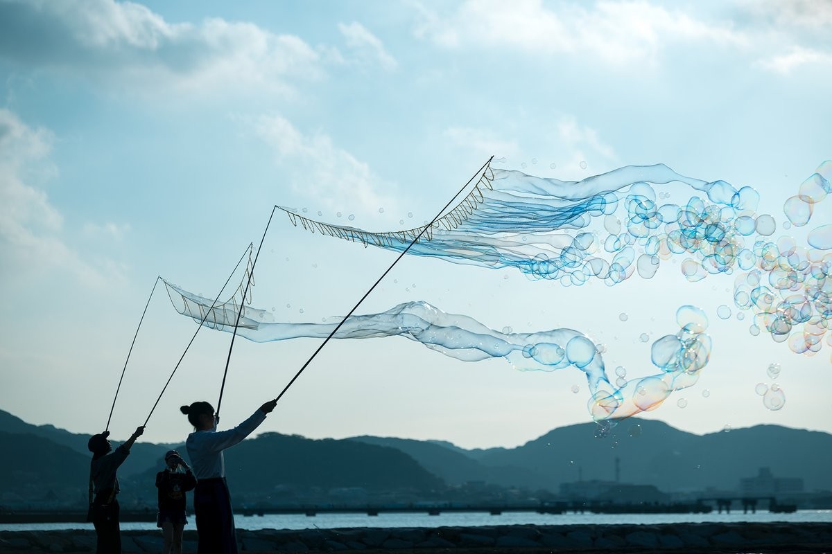 ▲▼日本網友拍下海邊巨大泡泡。（圖／翻攝自推特，qr_88）