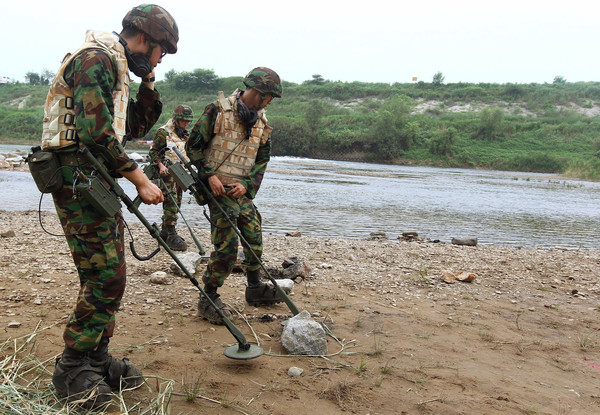 ▲南韓士兵在非軍事區搜尋地雷。（圖／達志影像／美聯社）
