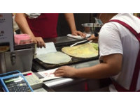 「明倫蛋餅」的餅皮與一般桿好的不同，是直接用麵糊下去煎製，新鮮的雞蛋加上滿滿的蔥花，看似簡單的食材，卻有著不簡單的美味！