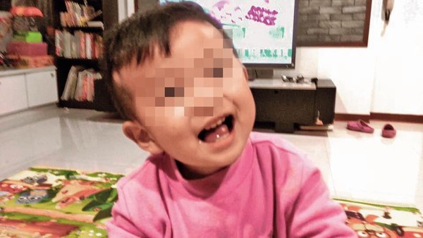 原本活潑可愛的2歲男童，竟遭生母關在廁所活活餓死。（翻攝畫面）