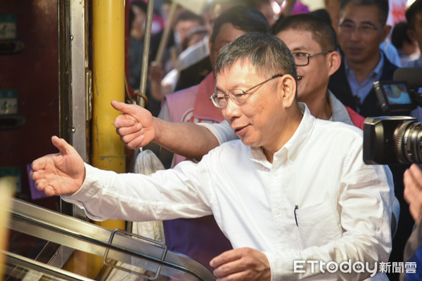 ▲▼台北市長候選人柯文哲東三水市場掃街。（圖／記者林敬旻攝）