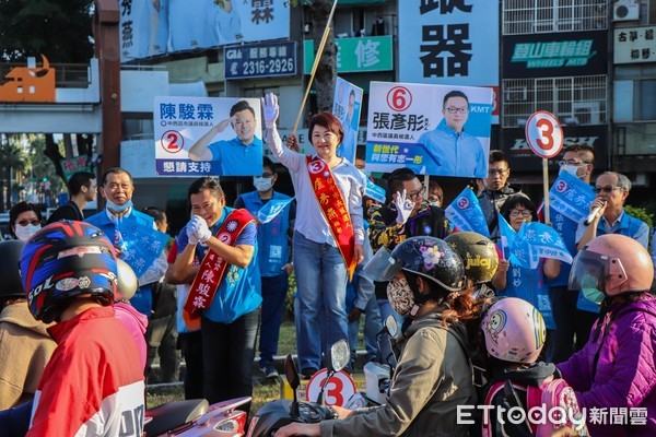 ▲▼盧秀燕路口拜票,尋求支持(圖/盧秀燕競總提供)