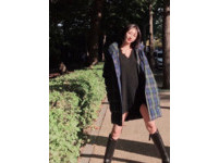 即使南韓目前已經正式進入冬天，高俊熙仍然頂著低溫用下衣失蹤的穿著，搭配羽絨外套，果真效果也沒讓人失望，保溫又時尚，羽絨衣「米其林寶寶」的標準造型沒出現，倒是露出一雙美腿，在冷天裡獻上難見的性感風情。