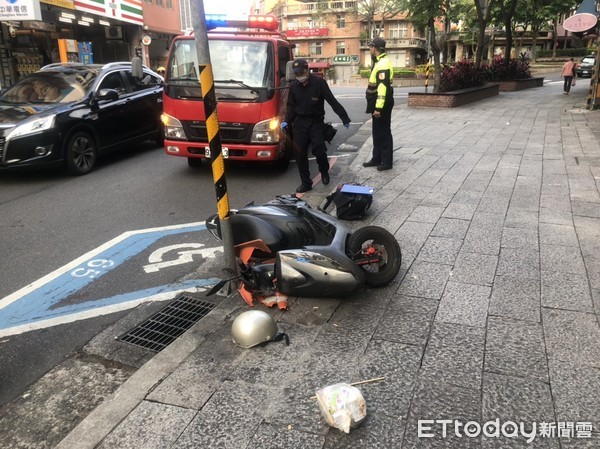 ▲▼淡水一名男子騎車時巧遇身體不適，撞上路邊停車標示桿後，頭部受到重傷。（圖／記者趙永博攝）