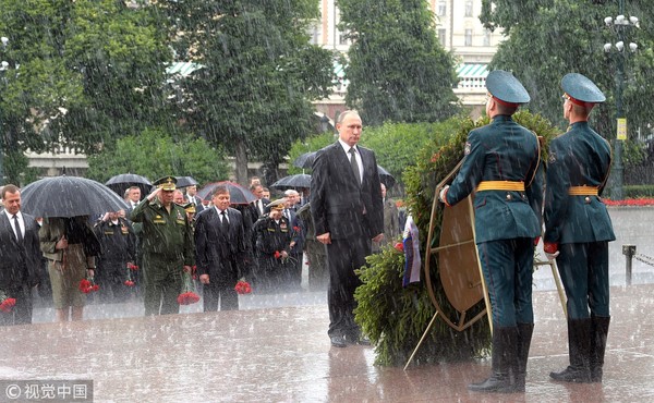 ▲▼2017年6月22日，普丁冒雨出席衛國戰爭開始76周年紀念活動，在莫斯科向無名烈士墓獻花致意。（圖／CFP）