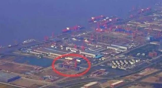 江南造船廠出現3個疑似003航母分段準備組裝。（圖／翻攝自新浪軍事）