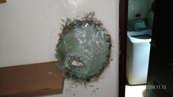怪房客「怕有人放毒氣陷害」，把租屋孔洞全封起來。（圖／翻攝自Facebook／爆料公社）