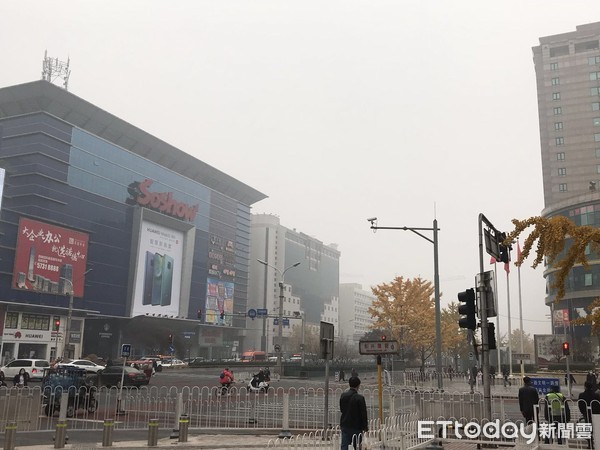 ▲北京強霾來襲，整座城市灰濛濛。（圖／記者蔡浩祥攝）