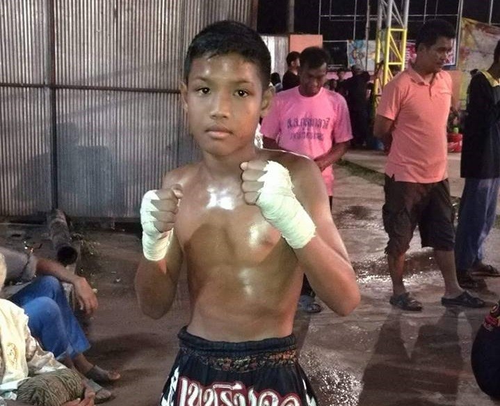▲▼ 泰國13歲泰拳小將阿努查（Anucha Tasako）10日參加一場慈善擂台賽，卻在被對手連續重擊頭部5次後倒地不起，最終因腦溢血不幸離世。。（圖／翻攝自臉書／Anucha Tasako）
