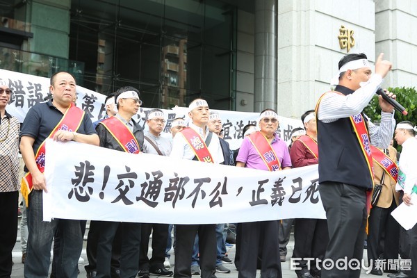 ▲▼     交通部外抗議租賃車     。（圖／記者周書羽攝）