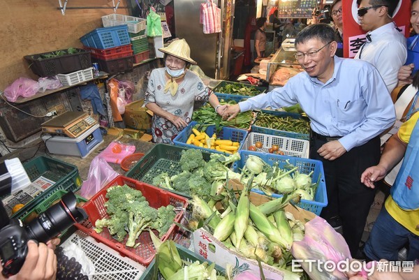 ▲▼台北市長候選人柯文哲前往成功市場掃街。（圖／記者李毓康攝）