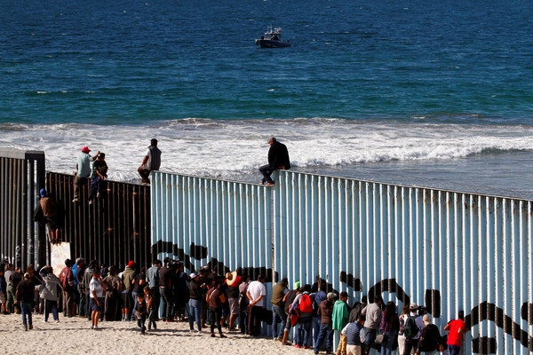 ▲▼中美洲非法移民蒂華納市（Tijuana）附近海灘試圖穿越。（圖／路透社）