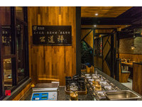 醬料區旁還置放一個「公道秤」，讓客人可以實際把肉盤放到秤上，這是我對這家店的第一印象。