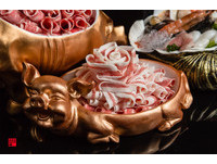 食材方面，大多是高級食材，除了有販售日本A5和牛外，牛肉也都是美國Prime等級；豬肉選用匈牙利綿羊豬；雞肉則是市面上少見的桂丁雞，肉質Q彈多汁