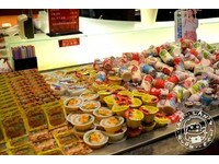 除了各式蛋糕及冰淇淋外，還有小朋友會喜歡的「多多山」、「布丁山」，但提醒民眾這區是禁止外帶的。