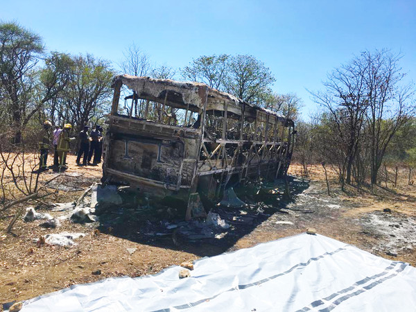 ▲▼ 辛巴威15日晚間傳出一輛巴士爆炸燒毀的重大意外，造成至少42人喪命，另有20多人受傷。（圖／達志影像／美聯社）
