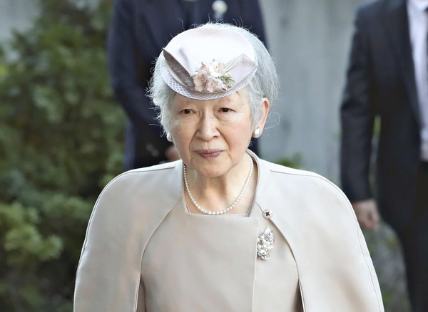 ▲日本皇后美智子因是英國《萬能管家》的吉福斯、伍斯特的狂粉，造成日本一夕間轟動大賣。（圖／達志影像／美聯社）