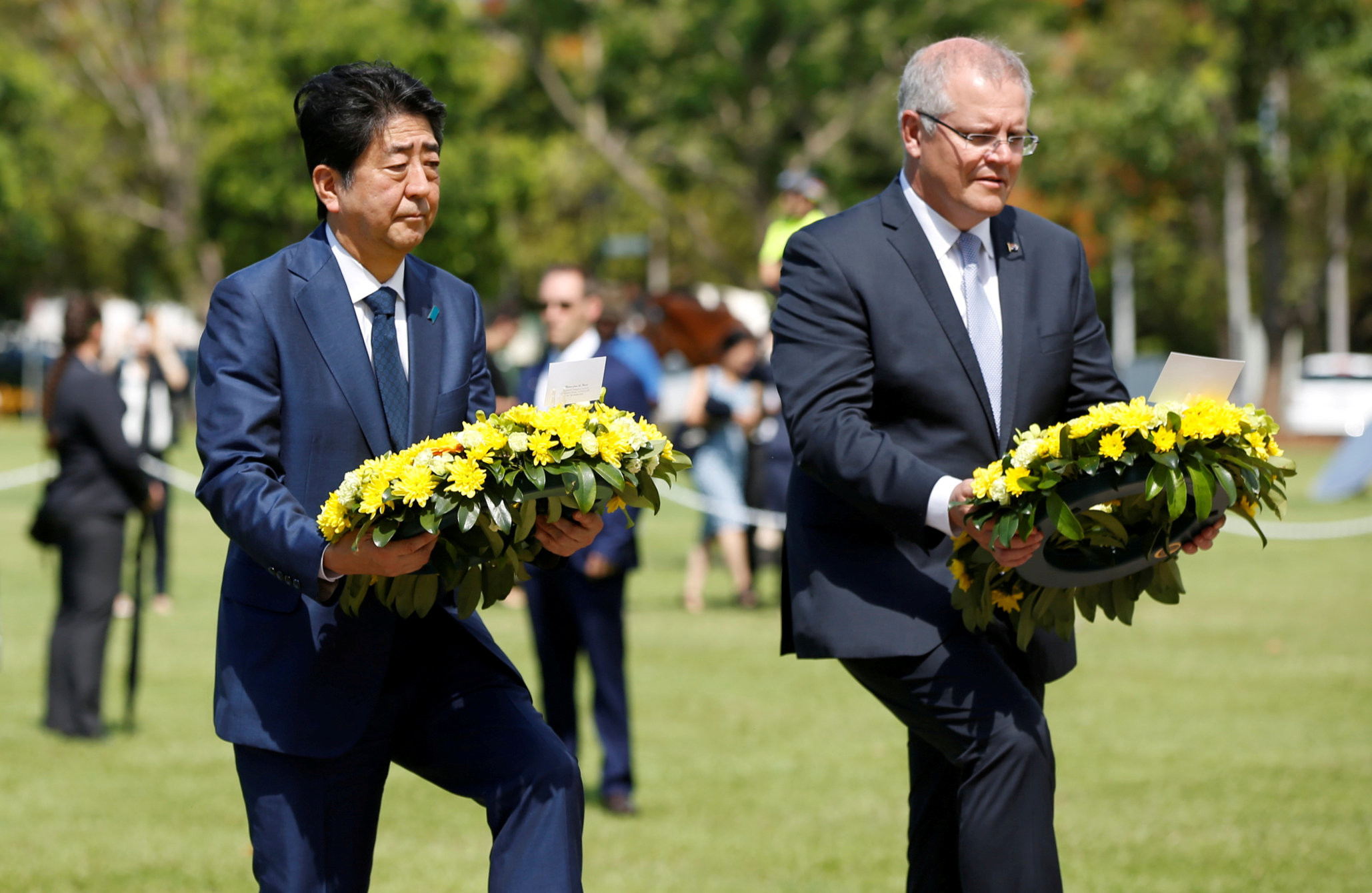 ▲▼ 安倍晉三與莫里森共同在二次世界大戰罹難者紀年碑前獻花　達爾文碑。（圖／路透）