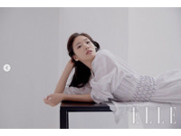 最近她又登上南韓時尚雜誌封面，穿上簡約的香奈兒（CHANEL）西裝，看起來超級優雅又有氣質。