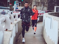 ▲冬天運動服飾加入鮮艷色、格紋變潮（圖／品牌提供）