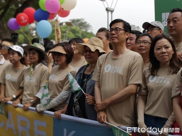 ▲高雄市長民進黨候選人陳其邁穿著輕鬆短褲表示會走完全程             。（圖／記者洪正達攝）