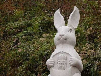 寺廟立「兔兔觀音」巨像！晚上毛毛的，住持：本想讓牠眼睛發雷射