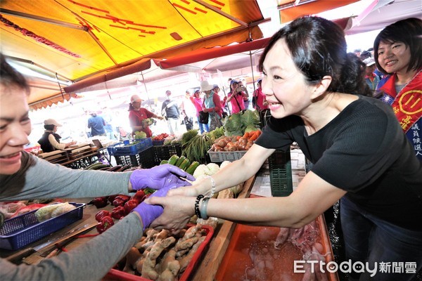 ▲▼韓國瑜妻子李佳芬,18日上午到高雄鳳山傳統市場拜票,現場熱情民眾擠爆街道,爭相握手。(圖/記者宋德威攝,下同)