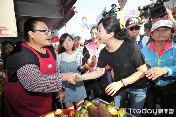 ▲▼韓國瑜妻子李佳芬,18日上午到高雄鳳山傳統市場拜票,現場熱情民眾擠爆街道,爭相握手。(圖/記者宋德威攝,下同)