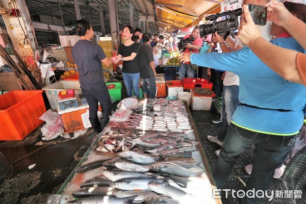 ▲▼韓國瑜妻子李佳芬,18日上午到高雄鳳山傳統市場拜票,現場熱情民眾擠爆街道,爭相握手。(圖/記者宋德威攝,下同)