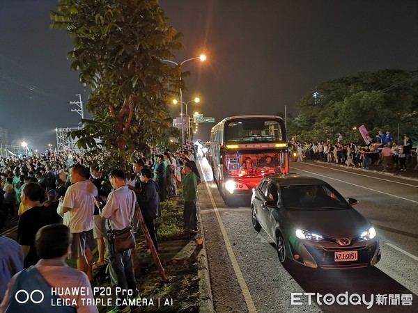 ▲▼「挺其邁」會場位子不夠坐，粉絲已經蔓延出來，佔據旁邊馬路一個車道。（圖／記者陳以昇攝）