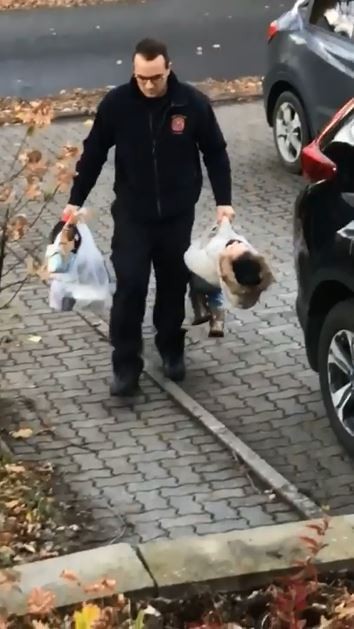 2歲蘿莉躺地Cosplay石頭　神力爸面攤一手拎「女兒牌行李袋」回家（圖／翻攝自YT@ViralHog）