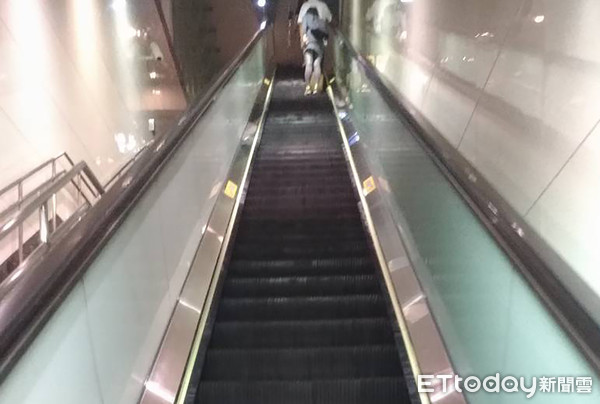 ▲▼北捷南京三民站電扶梯長坡度大，偶見男子在此偷拍通勤女。（圖／記者張君豪翻攝）
