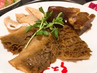 滷水含牛肚、牛筋、大腸。