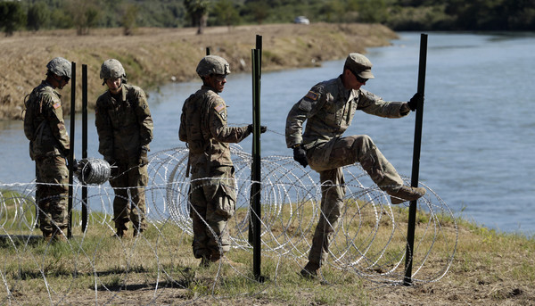 ▲▼美國軍人在拉雷多（Laredo）築起刺鐵絲圍欄。（圖／美聯社）