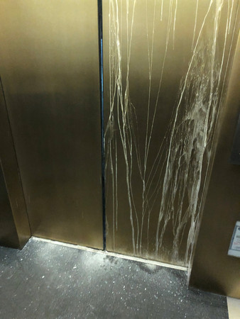 ▲▼受困在電梯內的民眾試圖敲打電梯門逃生。（圖／路透社）