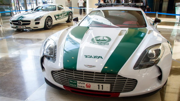 車庫打開都是法拉利、藍寶堅尼超跑　史上最豪華警車車隊在杜拜（圖／翻攝自Carscoops）