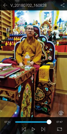 演勝被拍到上身穿北傳佛教短褂，下身卻穿藏傳佛教僧裙。（讀者提供）