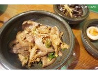 除了麵類外還有其他小菜。