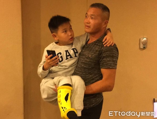 ▲骨折9年「長短腳15公分」 三總幫蒙古男孩找到真正原因 。(圖/記者嚴云岑攝)