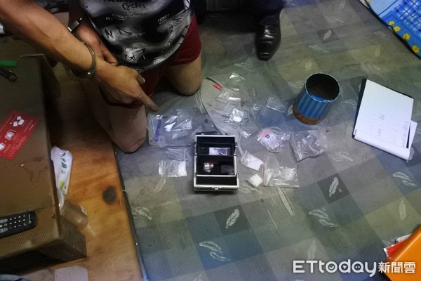 ▲偷樹賊被警方找上門,卻被發現手上持冒煙吸食器當場人贓俱貨。(圖/記者陳凱力攝)