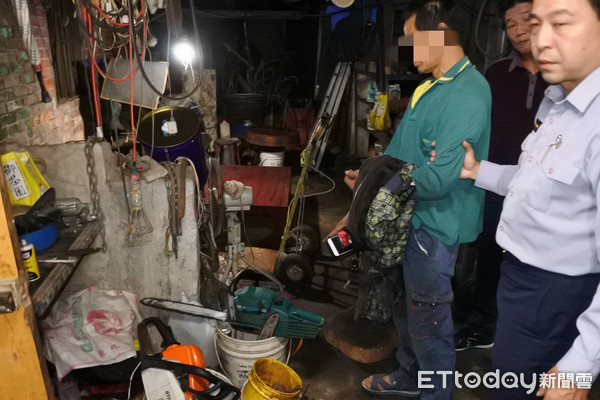 ▲偷樹賊被警方找上門,卻被發現手上持冒煙吸食器當場人贓俱貨。(圖/記者陳凱力攝)