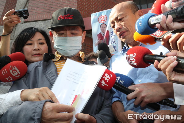▲▼22日上午手持道歉函的林姓男子親向韓國瑜道歉。(圖/記者宋德威攝,下同)