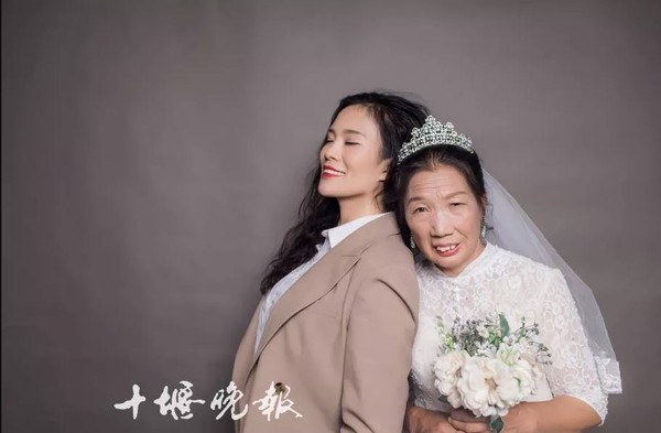 ▲▼羅小琴與母親拍下婚紗照。（圖／翻攝自十堰晚報）