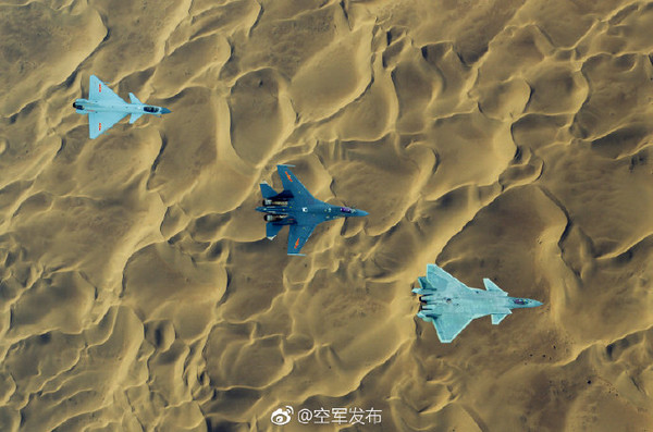 中國空軍罕見曝光空對空拍攝美照，殲-20、殲-16以及殲-10C三大主力戰機同框。（圖／翻攝自「空軍發布」官方微博）