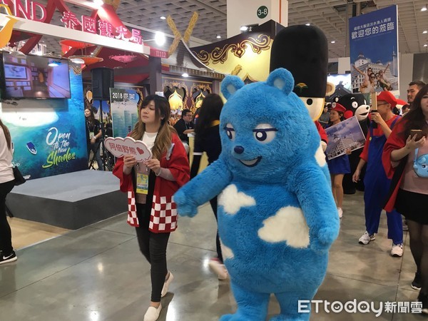 ▲▼ 2018台北國際旅展 ，吉祥物逛展引起現場民眾一波騷動。（圖／記者陳建竹攝）
