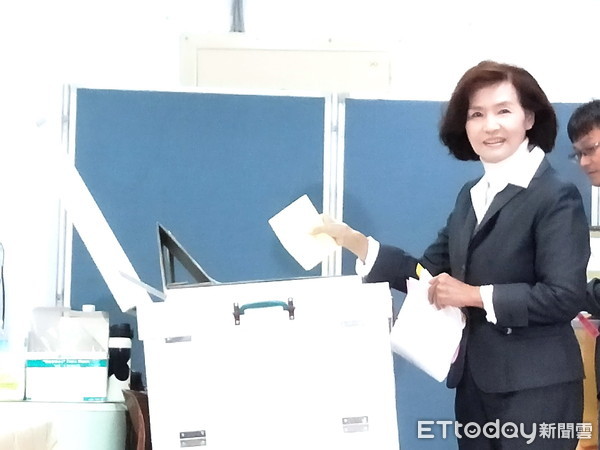 ▲▼國民黨宜蘭縣長候選人林姿妙與兒女共5人,24日下午前往設於羅東鎮衛生所內的112投開票所,投下神聖一票。(圖/記者游芳男攝,下同)