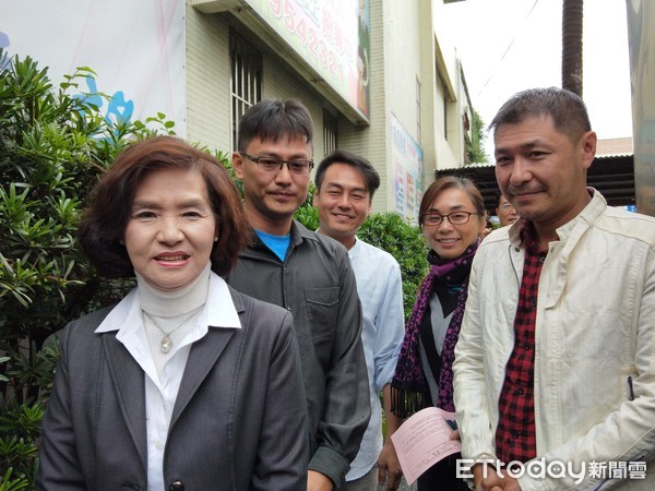 ▲▼國民黨宜蘭縣長候選人林姿妙與兒女共5人,24日下午前往設於羅東鎮衛生所內的112投開票所,投下神聖一票。(圖/記者游芳男攝,下同)